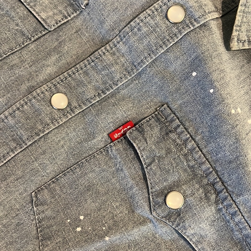 Levi’s Button Down - Picture 7 of 8